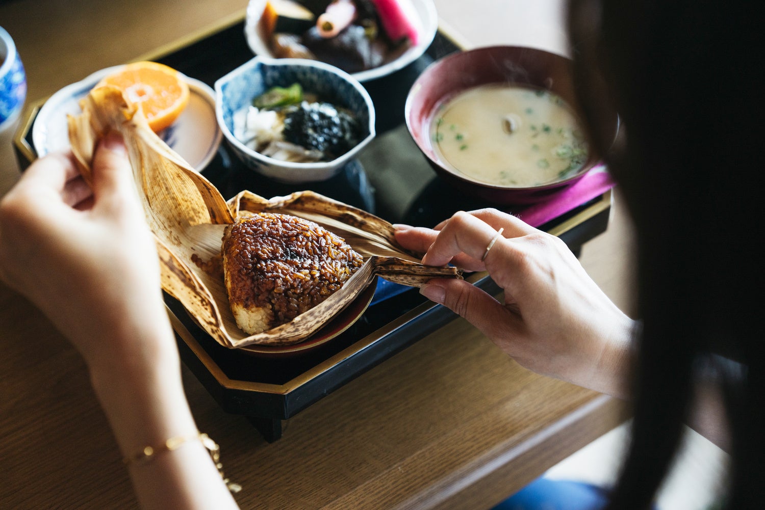 持田醬油店の醤油を使った焼きおにぎりや、宍道湖で採れたしじみ汁などが並ぶ朝食