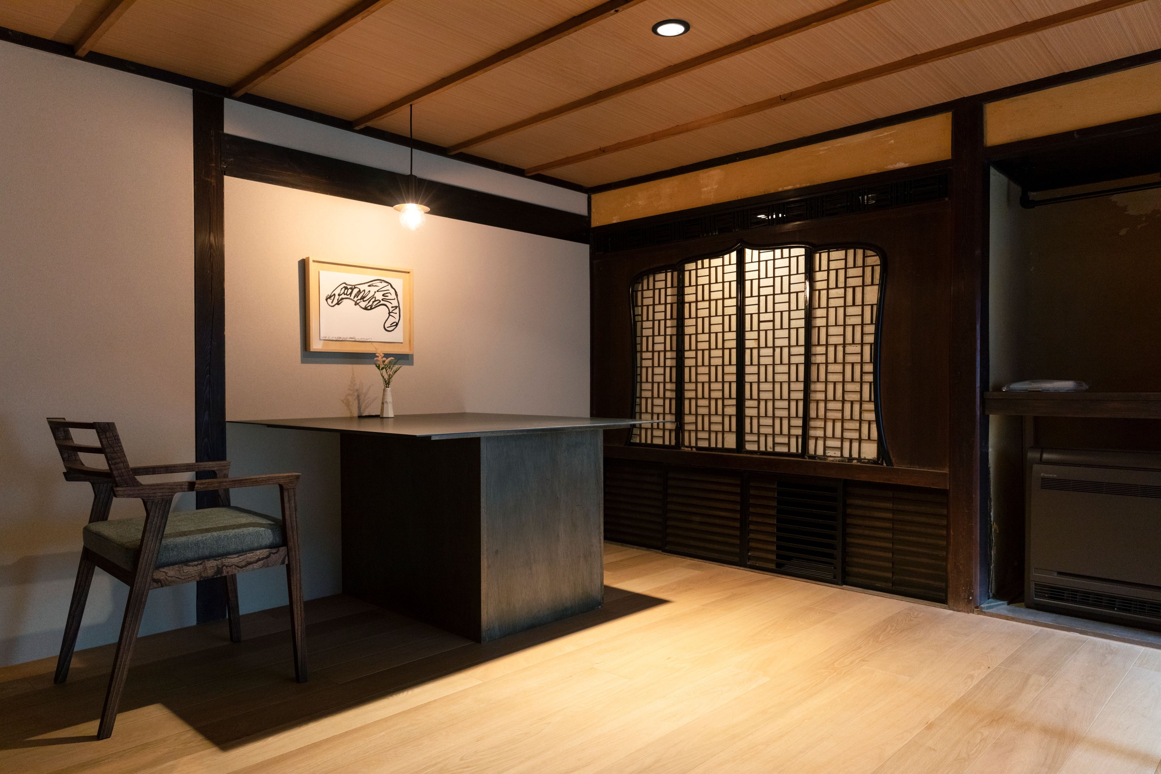 歴史を物語る玄関すぐの仏壇跡