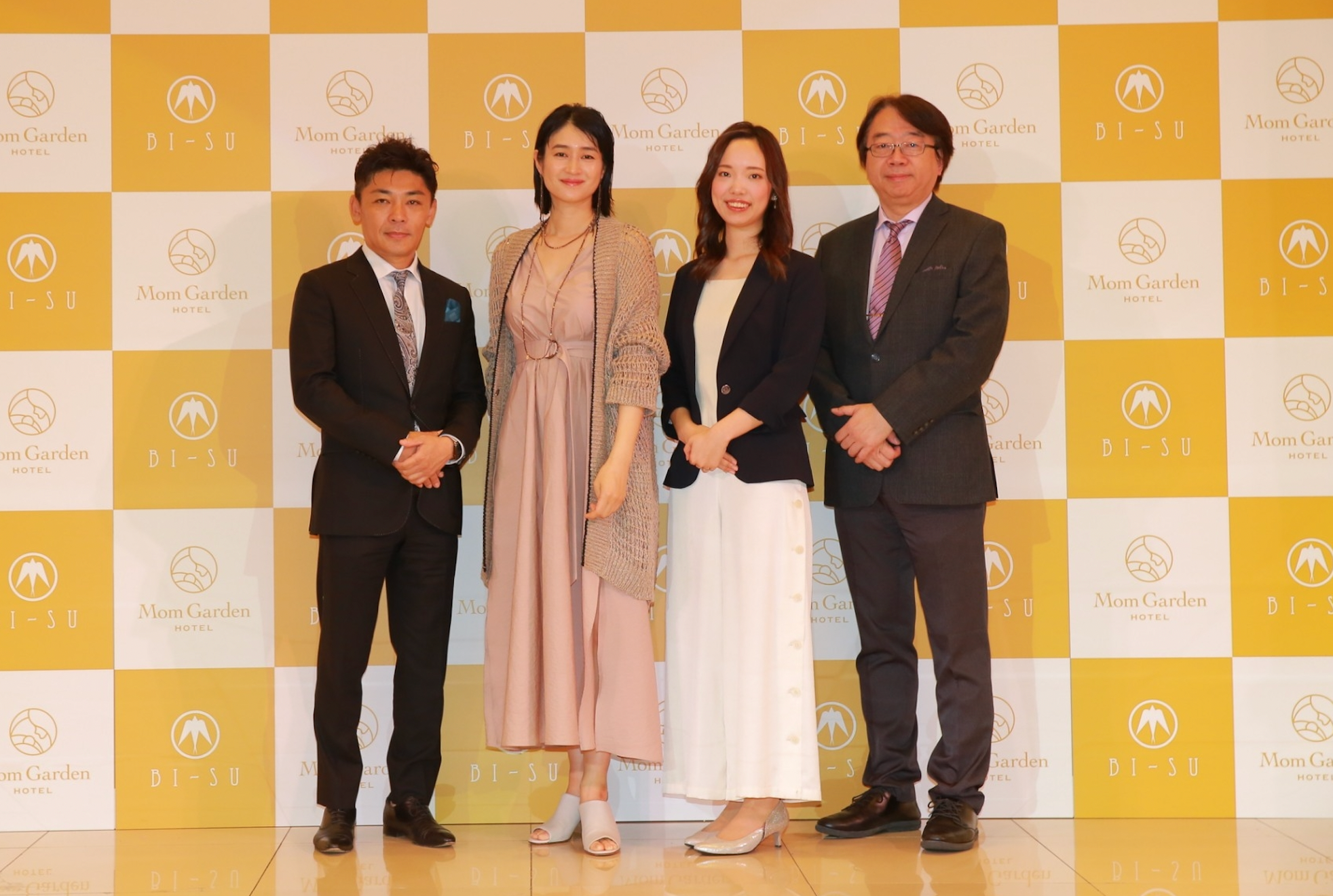 ＜フォトセッションの様子｜左から、稲富、小雪氏、斎藤氏、宗田氏＞