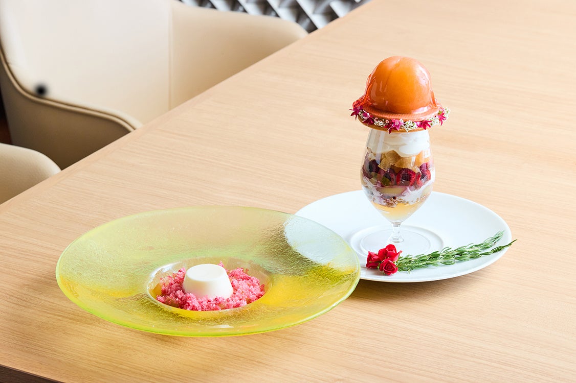 桃のブラマンジェ(左)／桃のパルフェ(右)