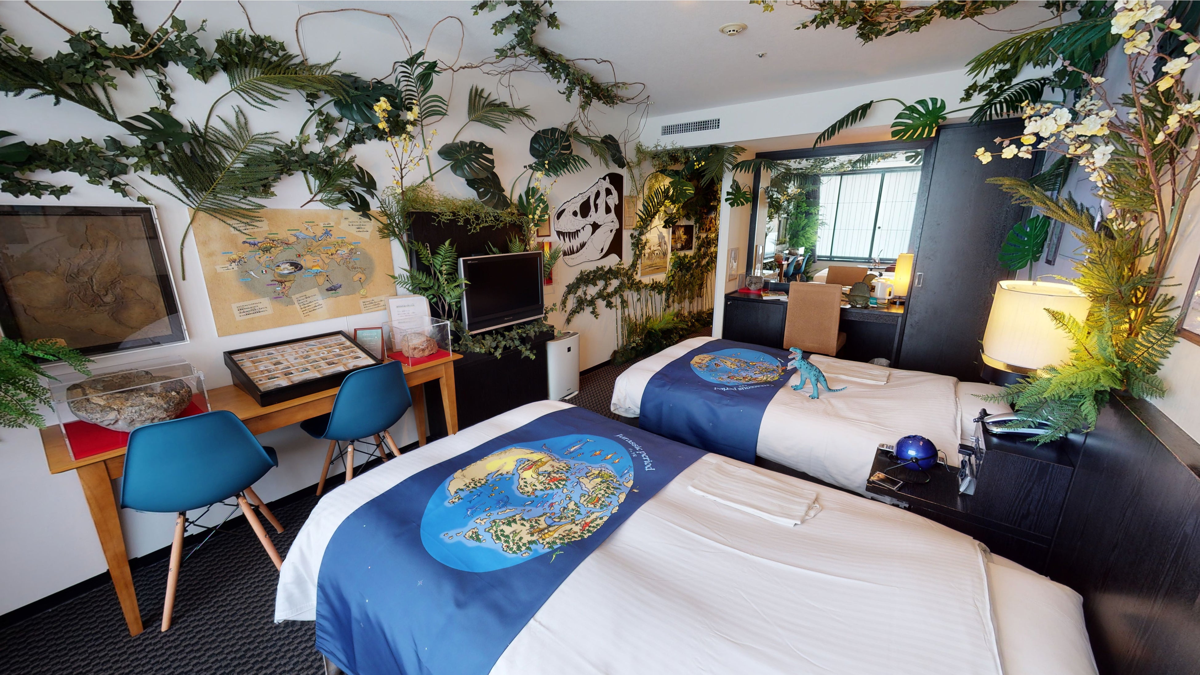 ▲化石やグリーンに囲まれて、恐竜づくしステイ