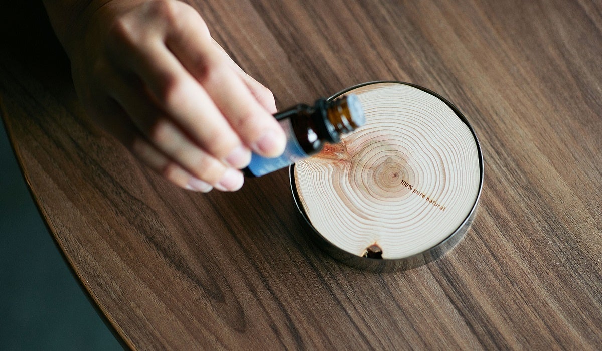 ⾹りでととのう、瞑想やリラックスタイムに国産⽊の個性が活きるアロマ