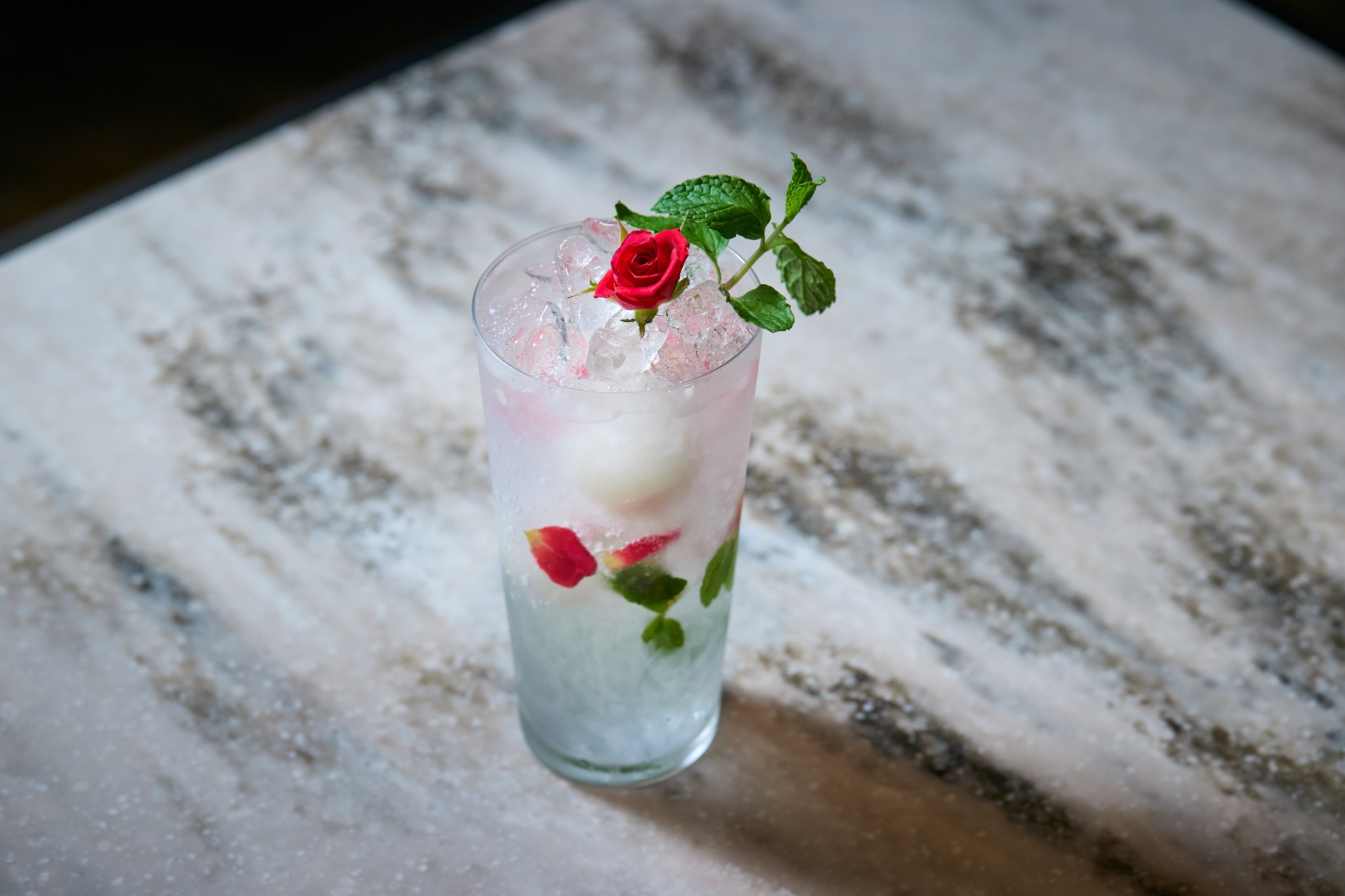 ライチとバラのモヒート