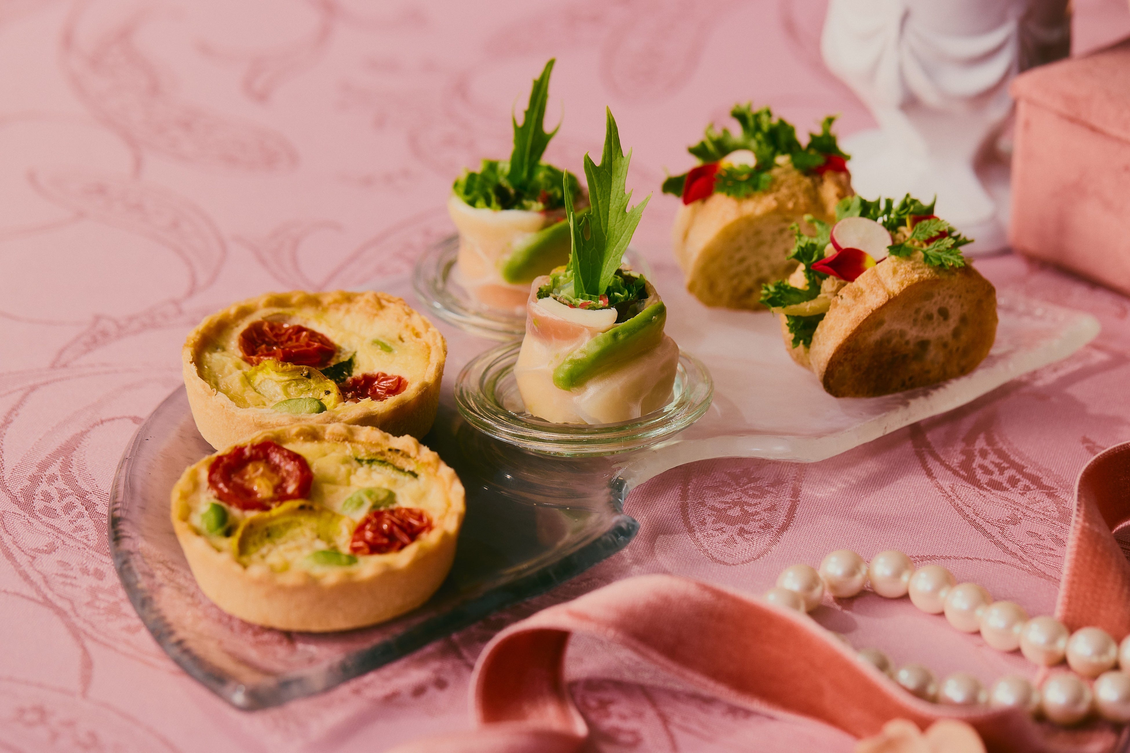 セイボリー3種(左から夏野菜のキッシュ,桃のカプレーゼ 生春巻き,鶏肉と牛蒡のハニーマスタード)