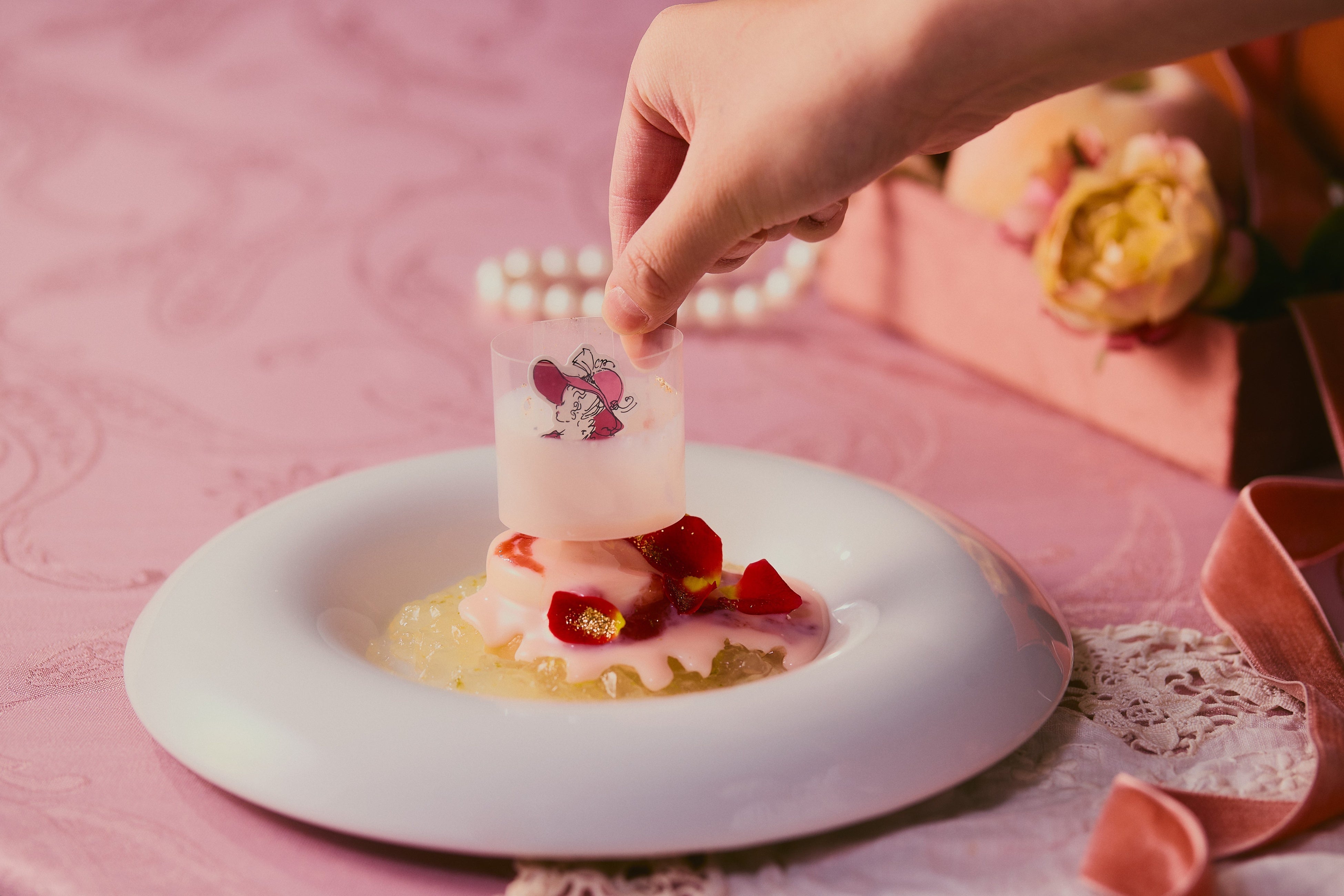 ウェルカムデセール「ローブ ド ペッシェ」フィルム取り外しシーン