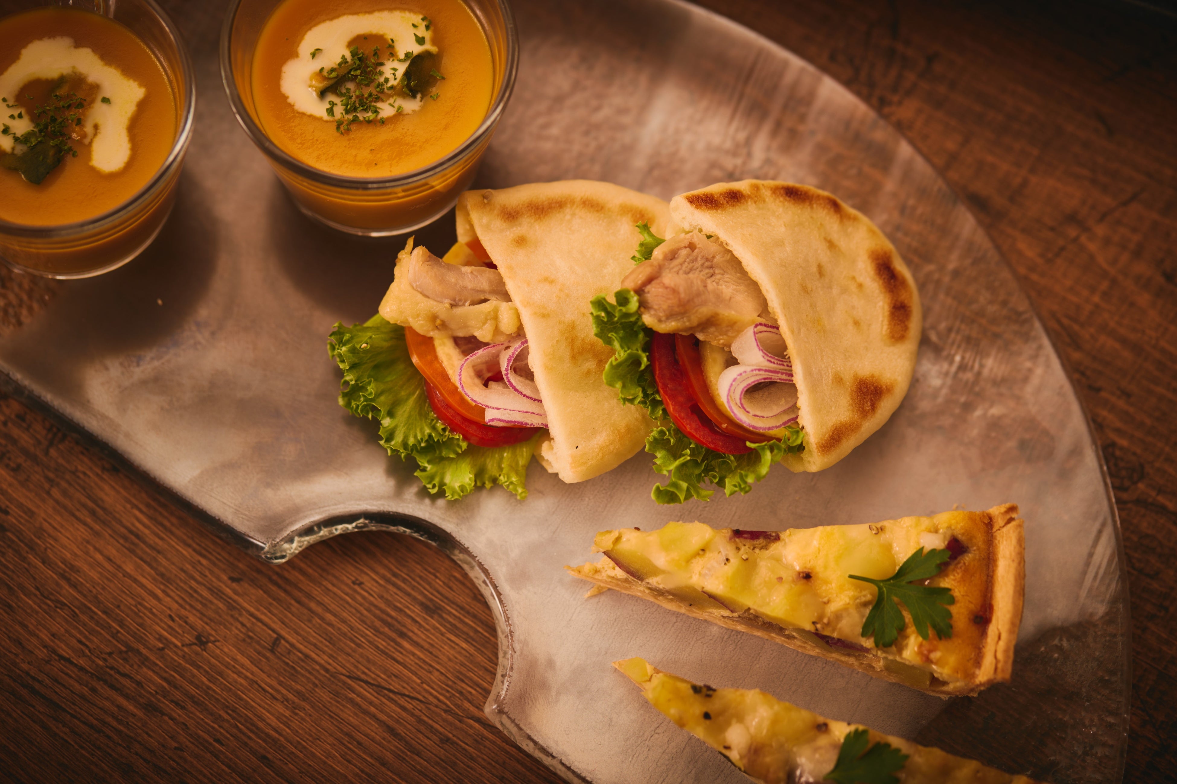 左｜南瓜のポタージュスープ 中央｜グリルチキンのピタパンサンド 右｜さつま芋とポルチーニ茸のキッシュ