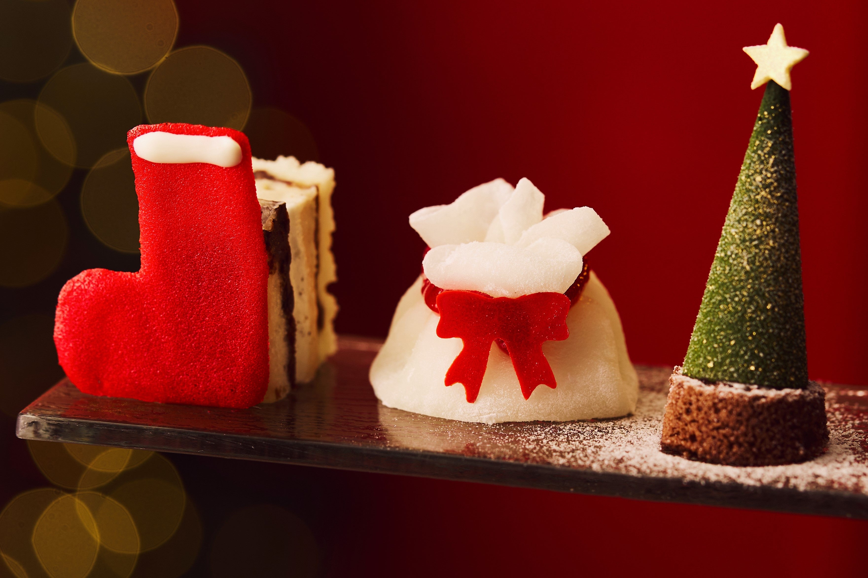 左｜マルジョレーヌ、中央｜プレゼント袋、右｜クリスマスツリー