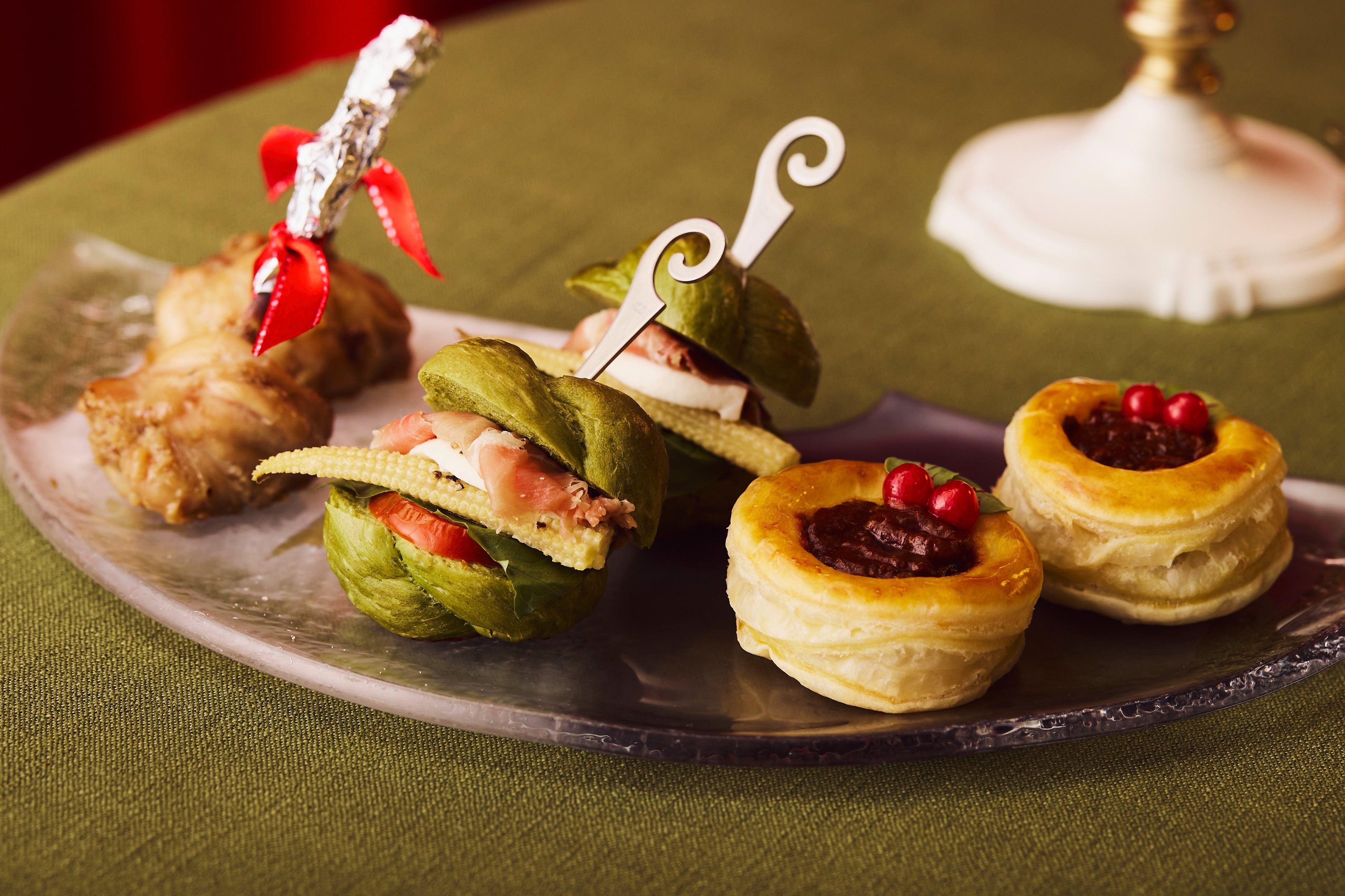 左｜ミートパイ、中央｜ローストチキン、右｜カプレーゼ風クリスマスサンド