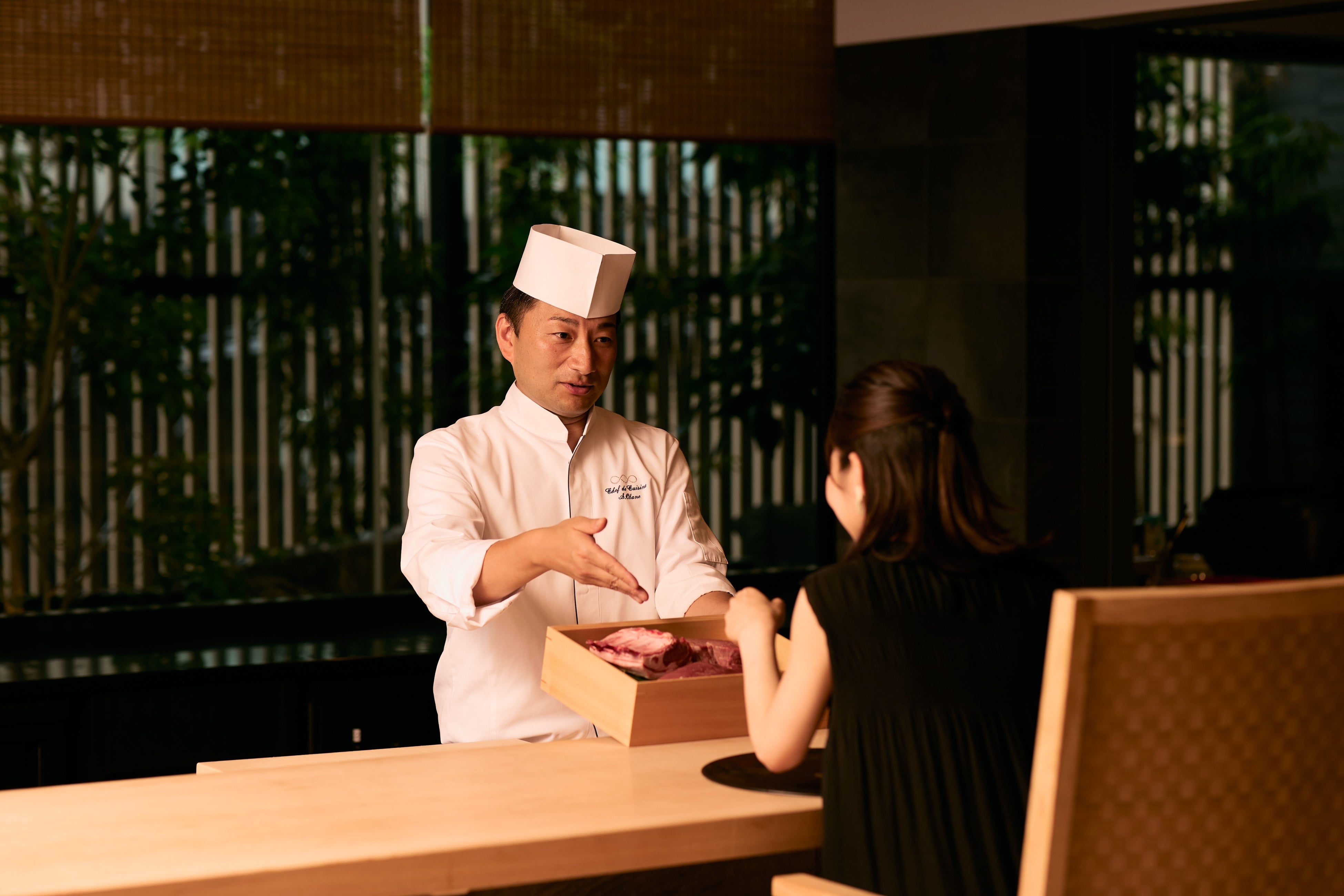 「河豚と旬のネタ箱」ネタ箱提供の様子