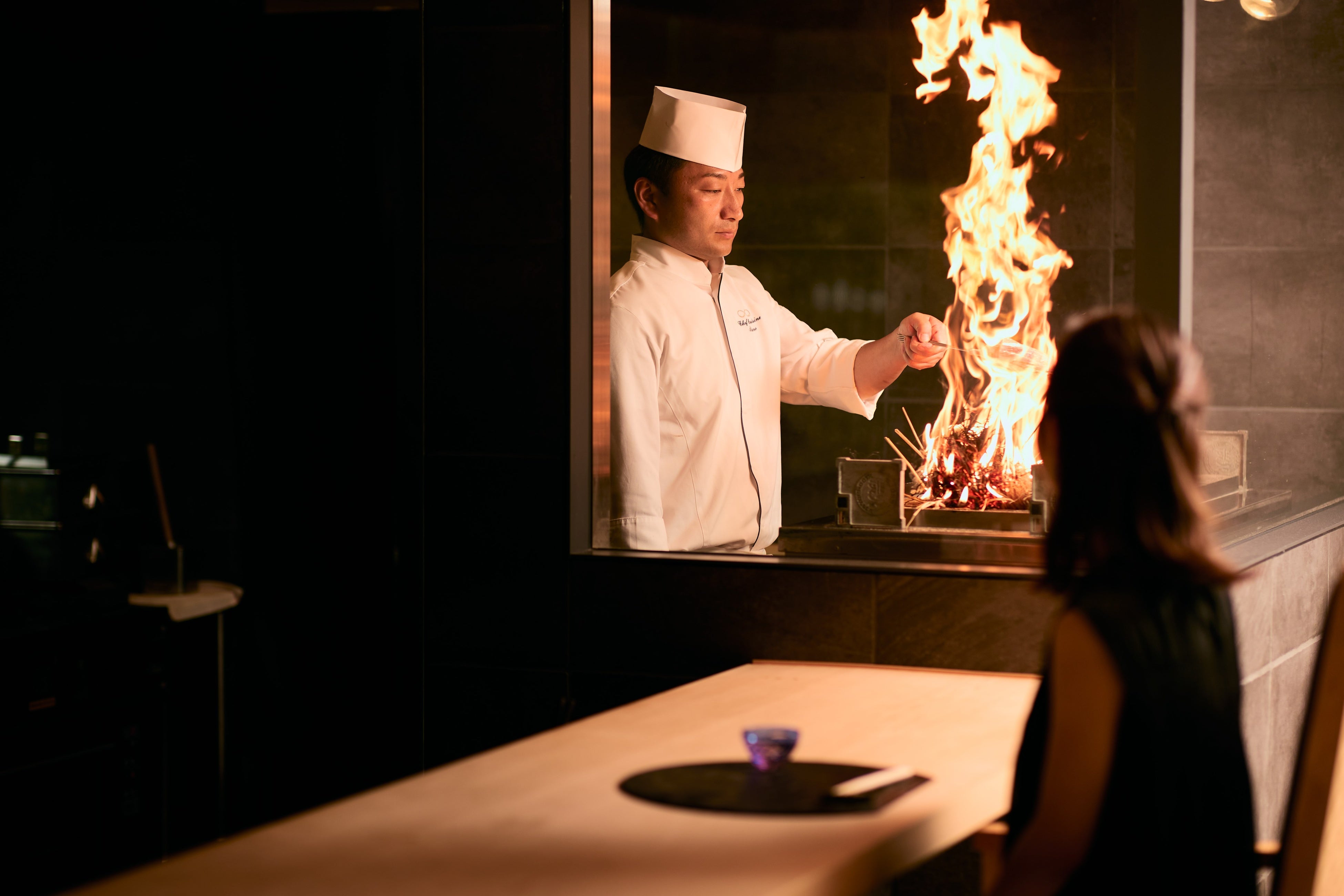 「河豚と旬のネタ箱」藁焼きの様子