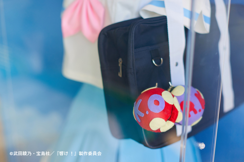 制服やスクールバッグ、お守りを再現