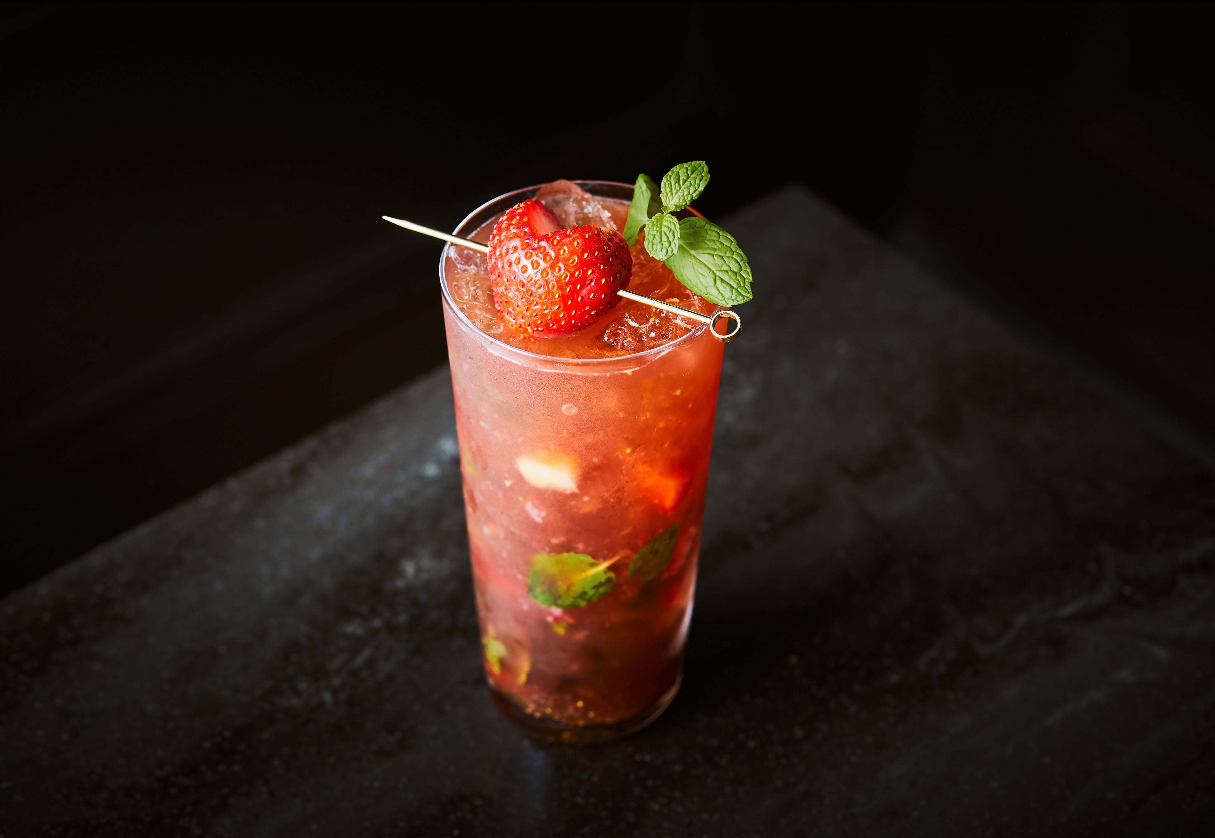 バレンタインシーズン限定 ブランドいちごを使用したカクテル