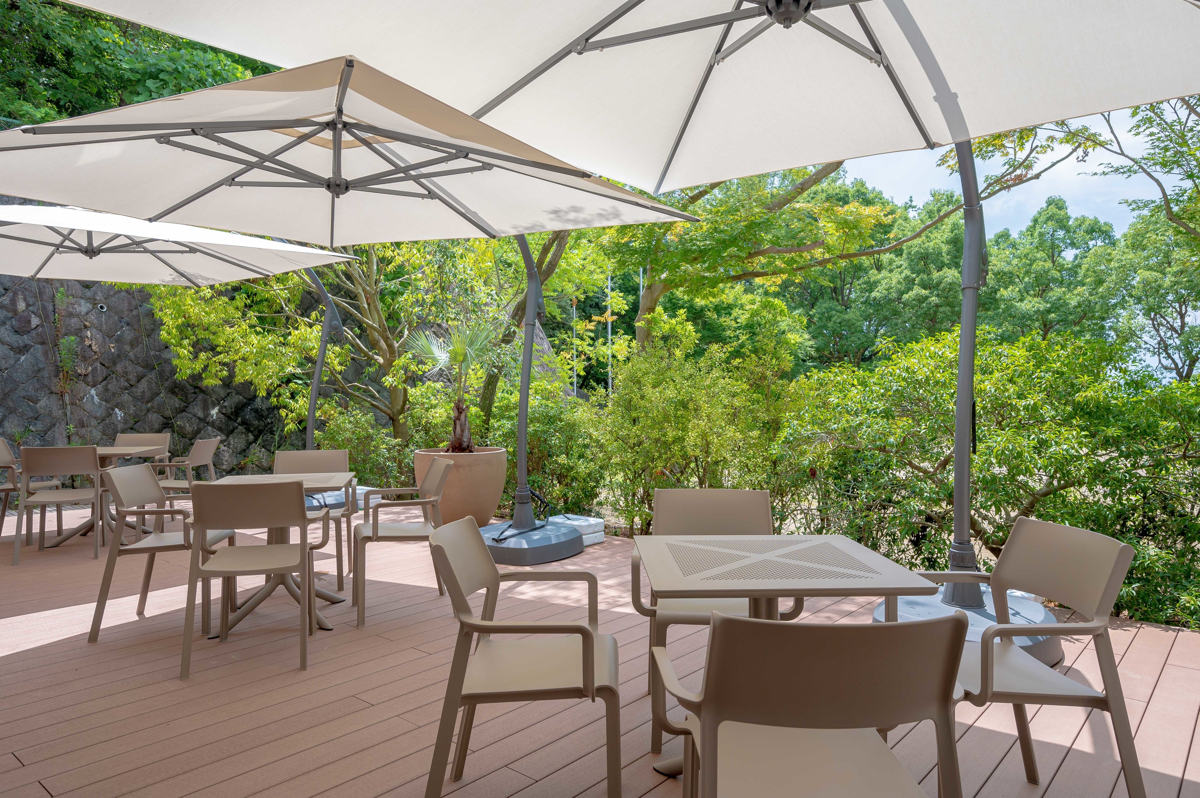 開放的なテラス席