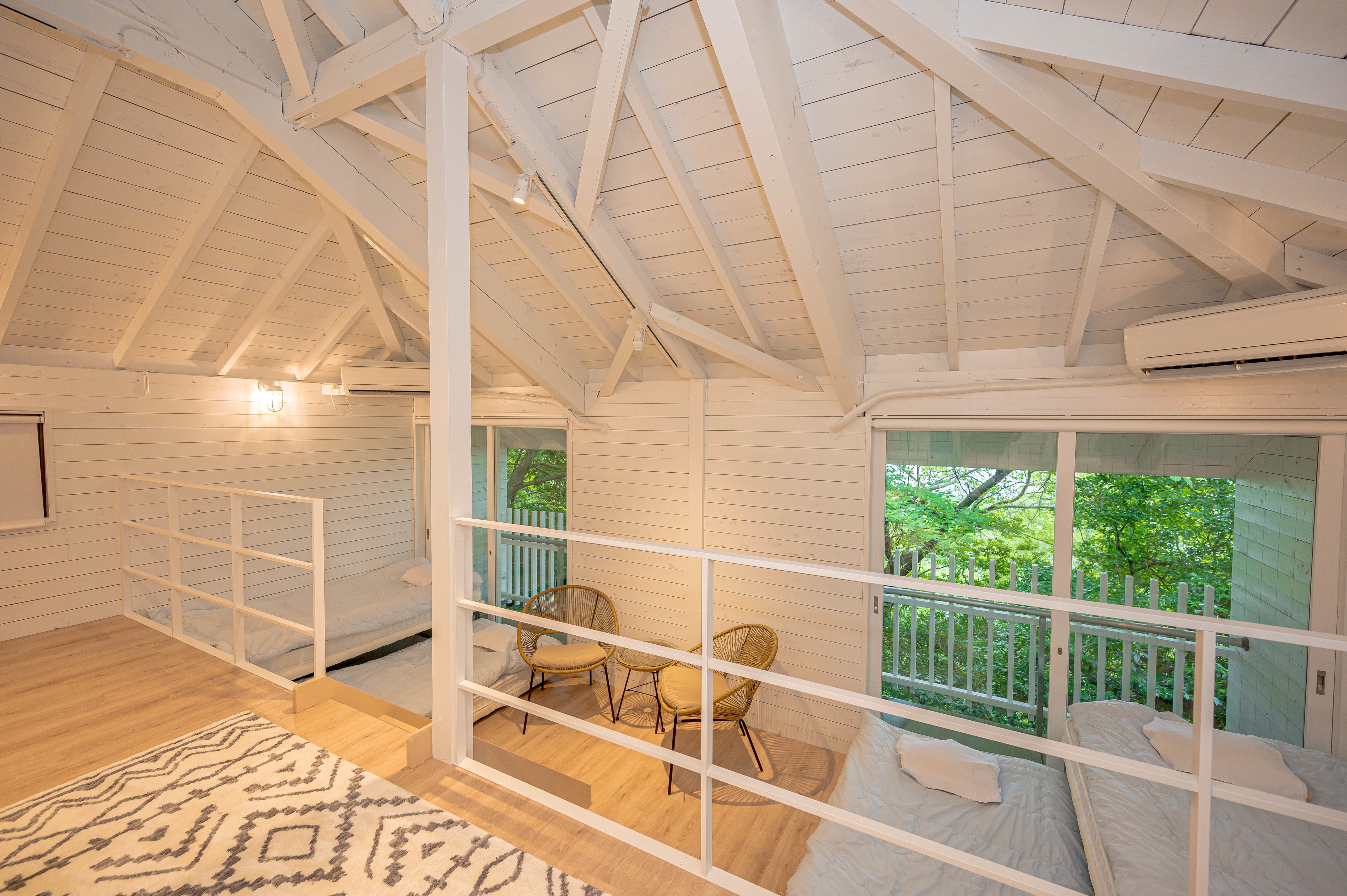 室内は白を基調としたオシャレな内装です