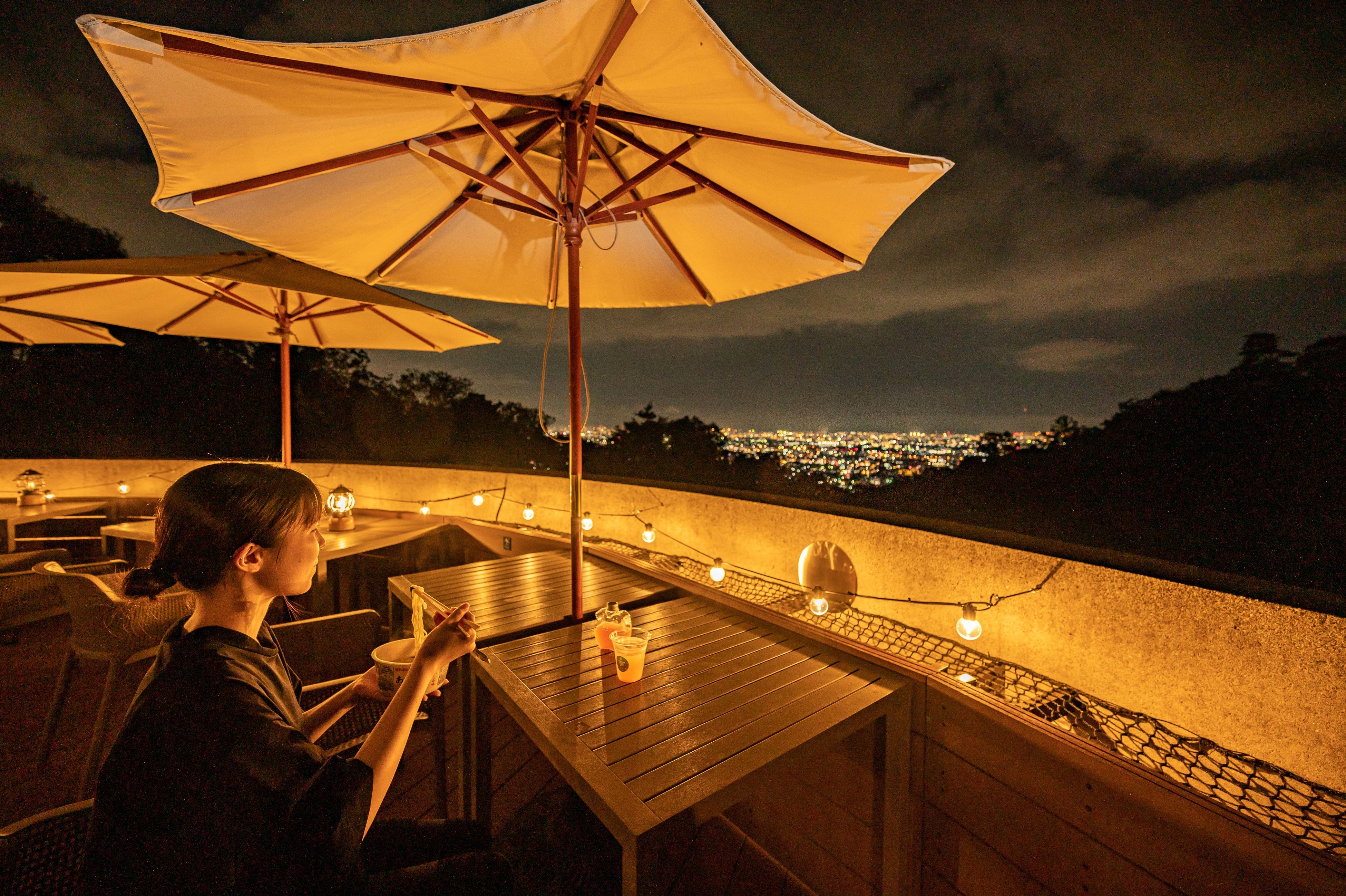 夜景を見ながらカップラーメンは格別です