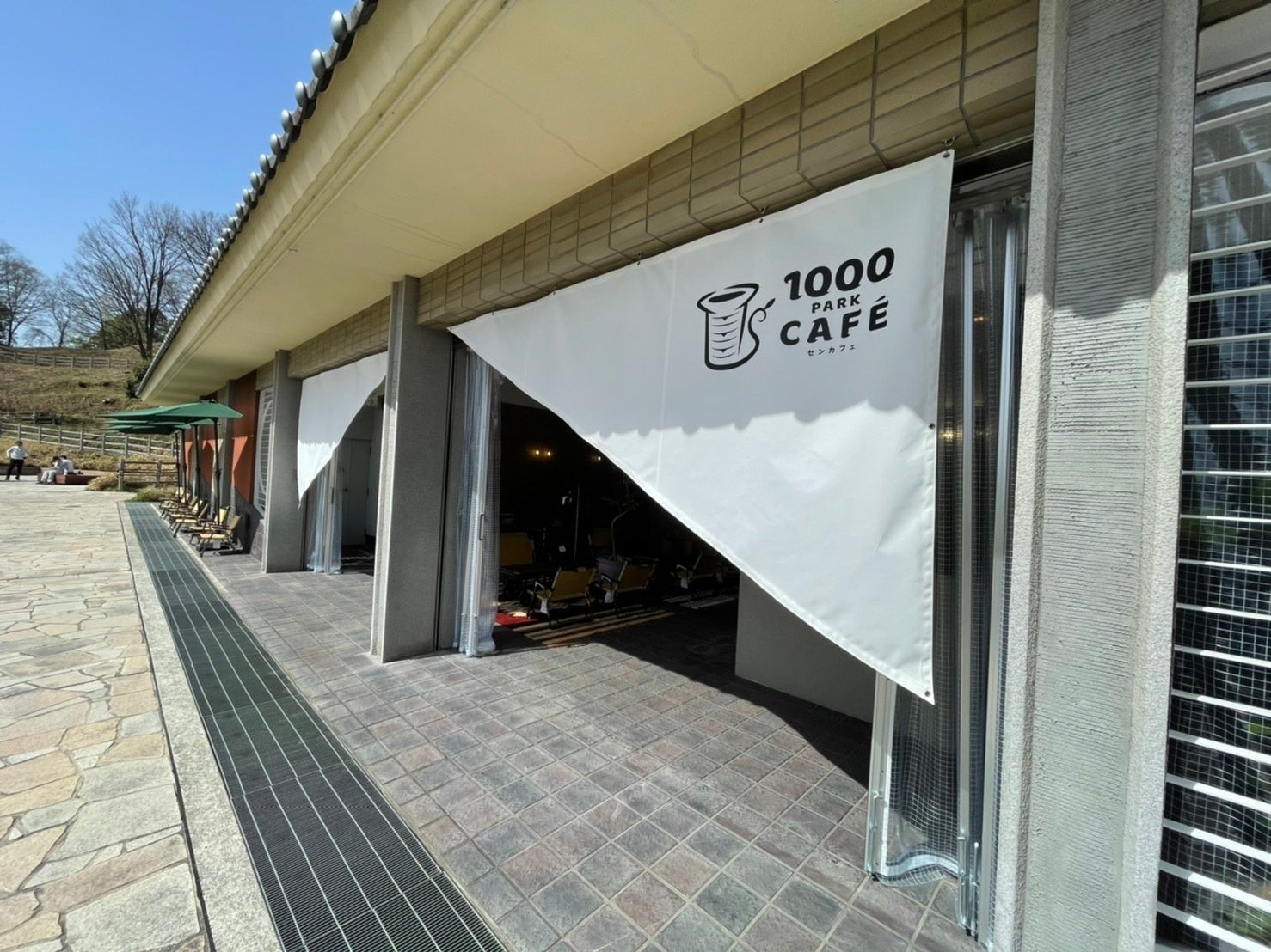 気軽に入れるようドアフリーの入口