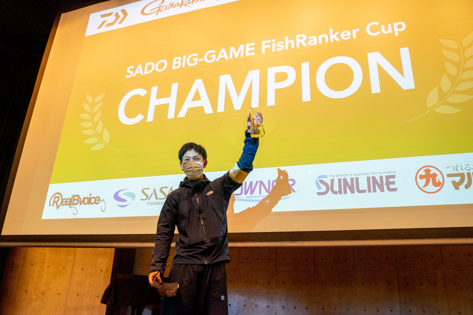 屋内のステージにて選手の栄光を称えるワンシーンを演出