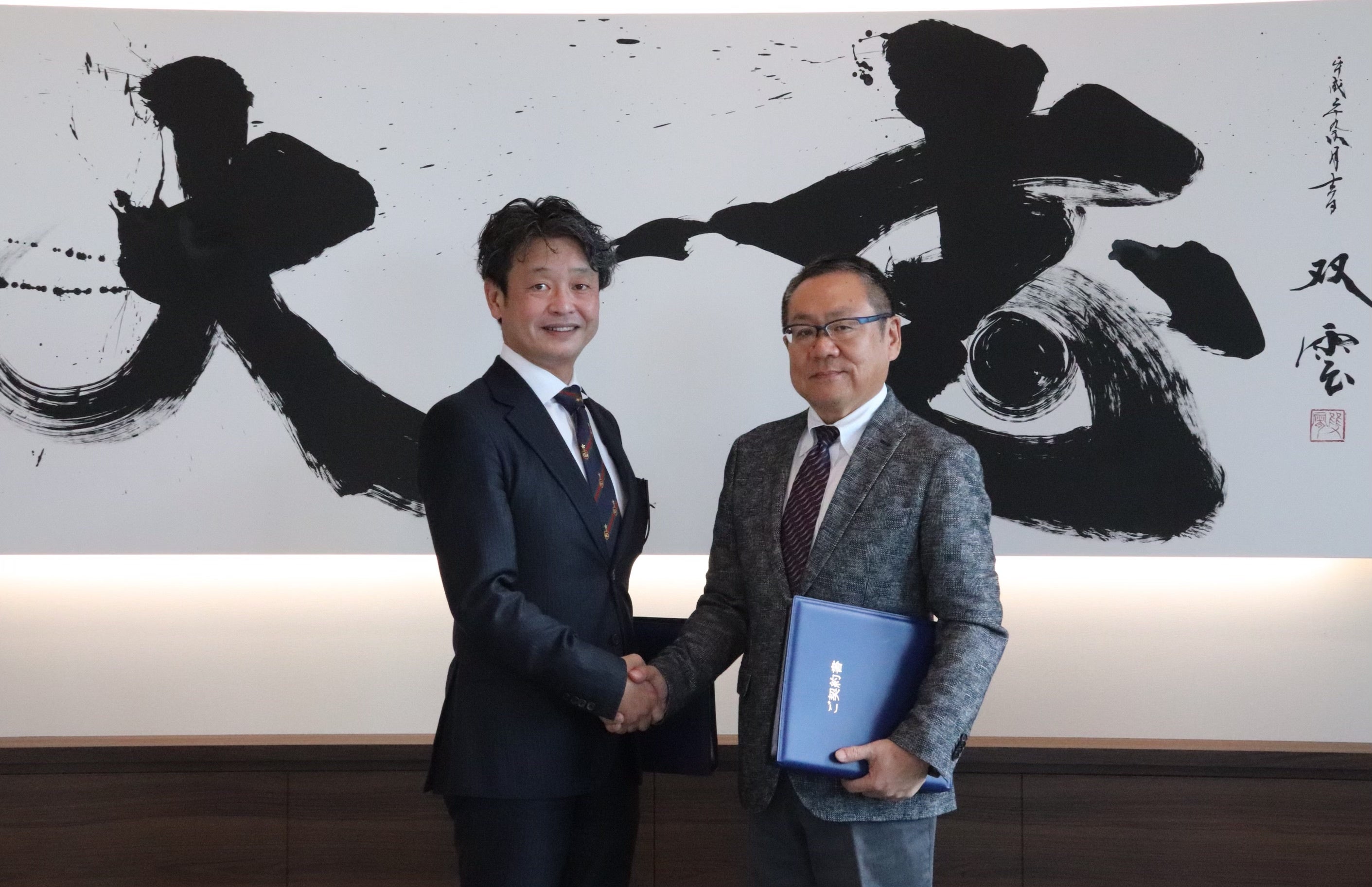 左　カゴヤ・ホールディングス 代表取締役 北川貞大  右　株式会社エスケイワード 代表取締役 加藤啓介