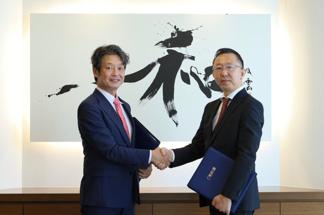 左　カゴヤ・ホールディングス株式会社　代表取締役　北川貞大　　右　株式会社ミップ　代表取締役社長　松浦英樹