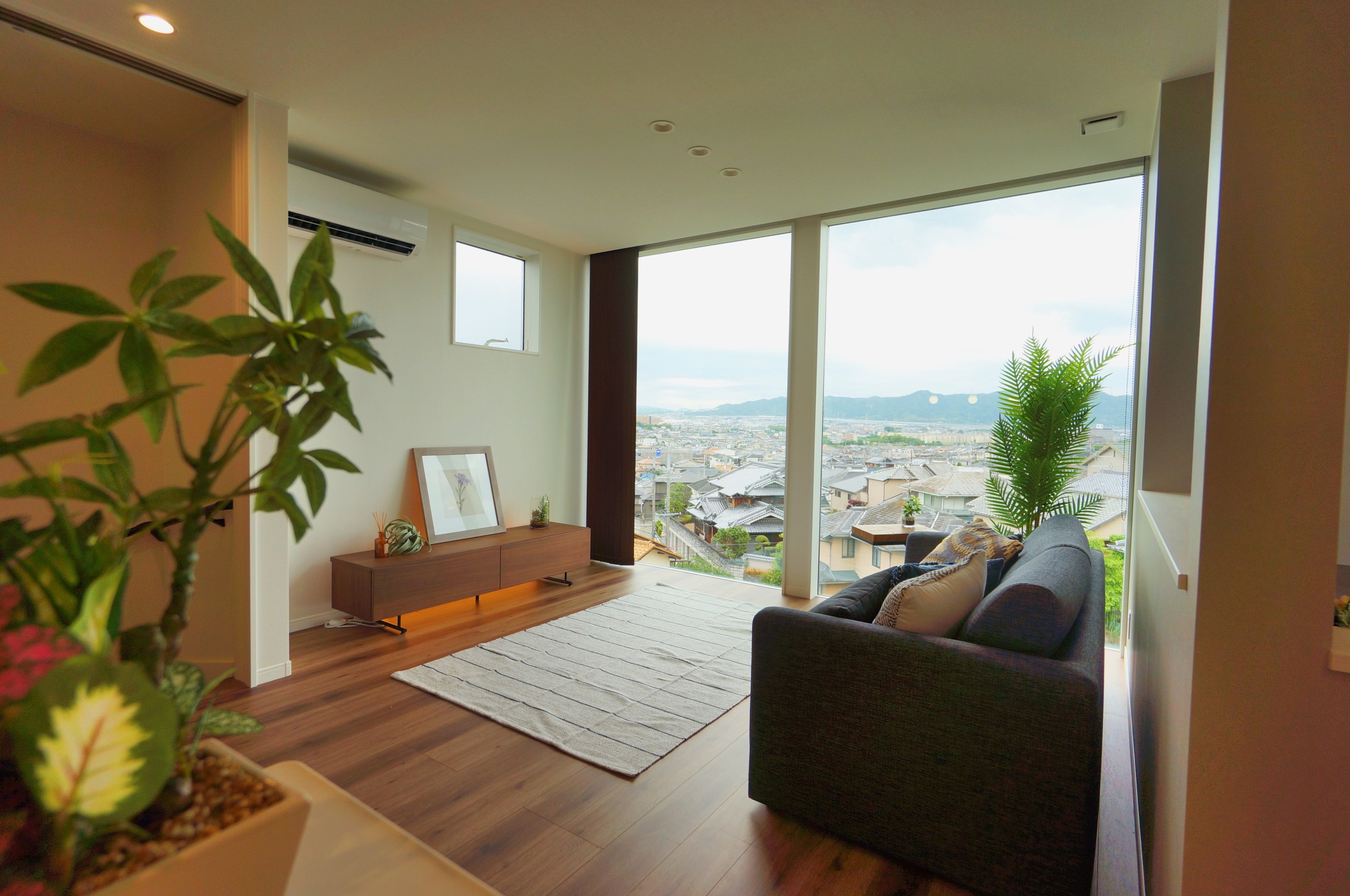 大きな眺望と空が広がる家「山の上で、羽を伸ばそう。」