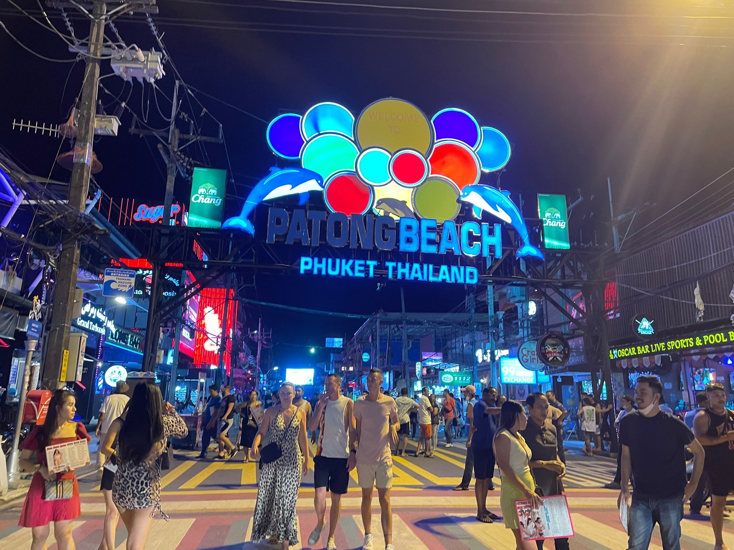 賑わうプーケットのパトンビーチ