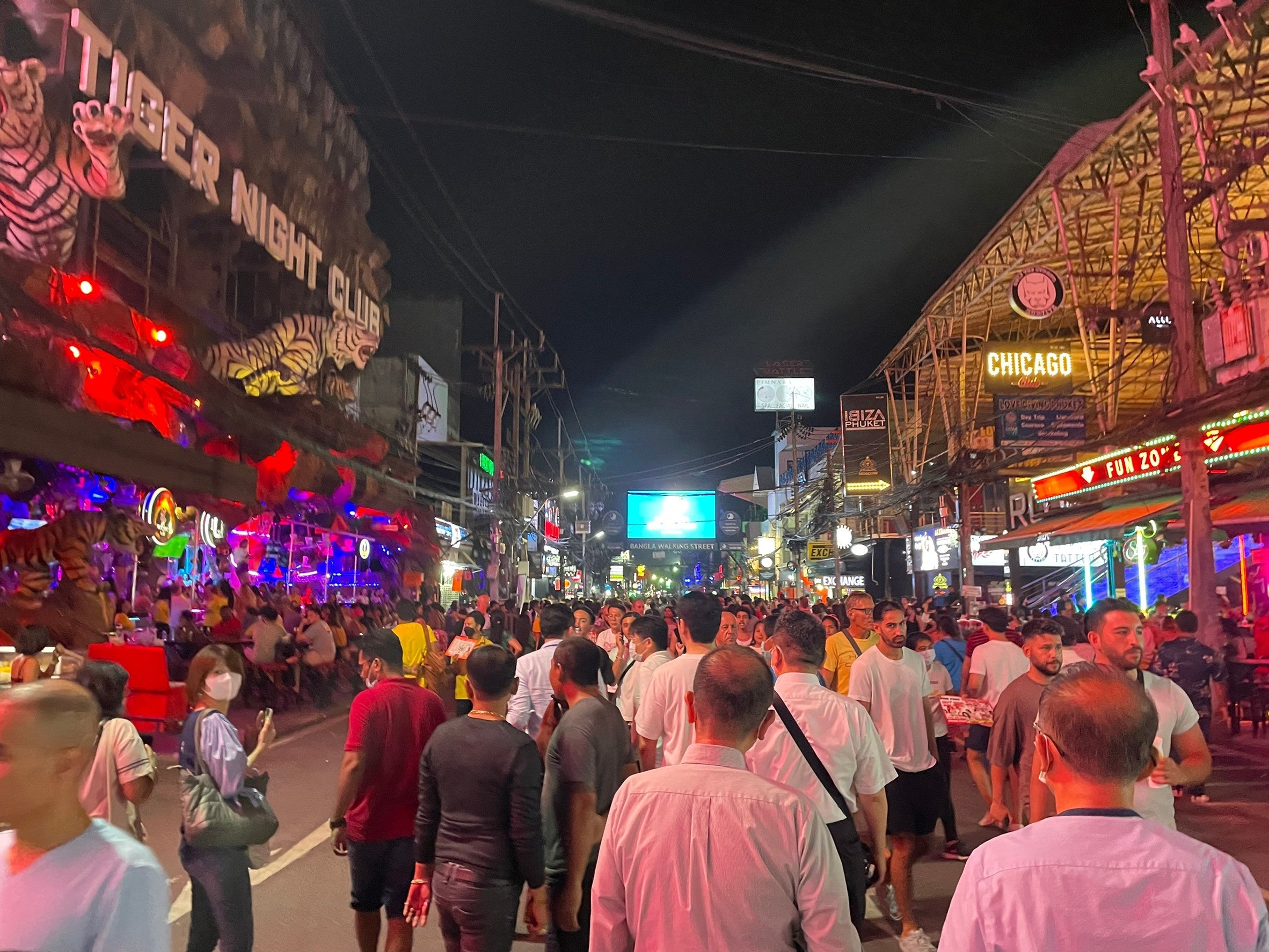 プーケット一の繁華街バングラ通り