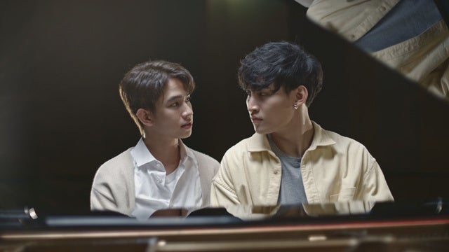 (左から)ナタット・シリポントーン(フルーク)、 ティティワット・ リットプラスート(オーム) 2022. PCCW OTT (Singapore) Pte.Ltd.All Rights Reserved