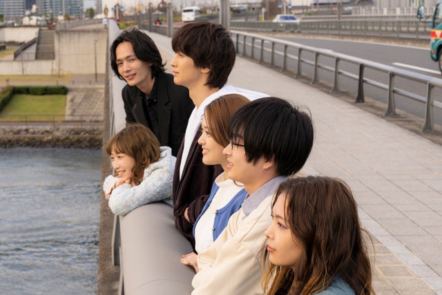 （左奥から）岡宏明、岡本夏美、美波、松村沙友理、曽田陵介、寺本莉緒 （C）山科ティナ／主婦と生活社 フジテレビジョン