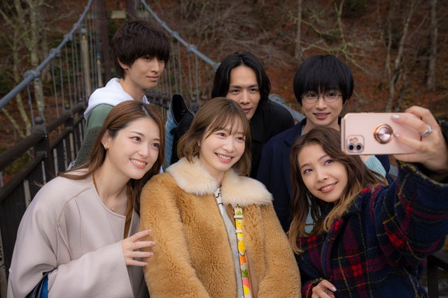 （左奥から）美波、岡宏明、曽田陵介 （左手前から）松村沙友理、岡本夏美、寺本莉緒 （C）山科ティナ／主婦と生活社 フジテレビジョン