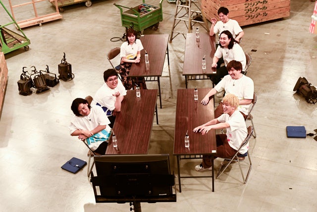 （左テーブル手前から）野田クリスタル、村上、田﨑さくら （右テーブル手前から）兼近大樹、りんたろー。、賀屋壮也、加賀翔 （C）フジテレビ