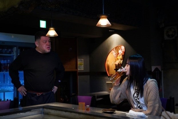 (左から)くっきー！、遠藤さくら 『トラックガール』 （C）フジテレビ