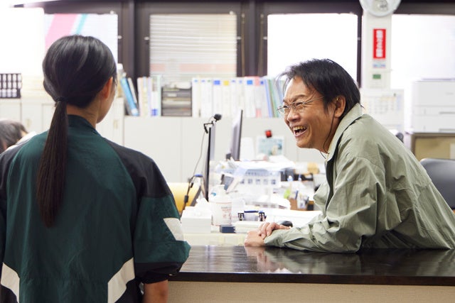 (左から) 遠藤さくら、星田英利 『トラックガール』 （C）フジテレビ