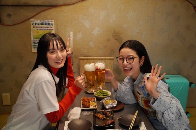 (左から)遠藤さくら、森田想 『トラックガール』 （C）フジテレビ