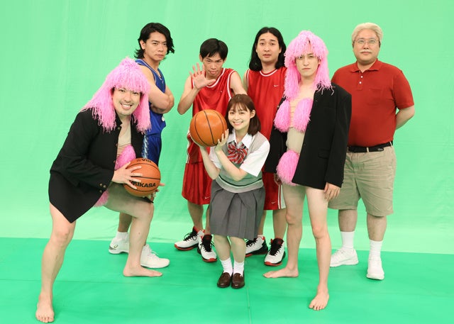 『マイクロコントラボ』(C)フジテレビ (左奥から)野田クリスタル、加賀翔、賀屋壮也、村上 (左手前から)りんたろー。、田﨑さくら、兼近大樹