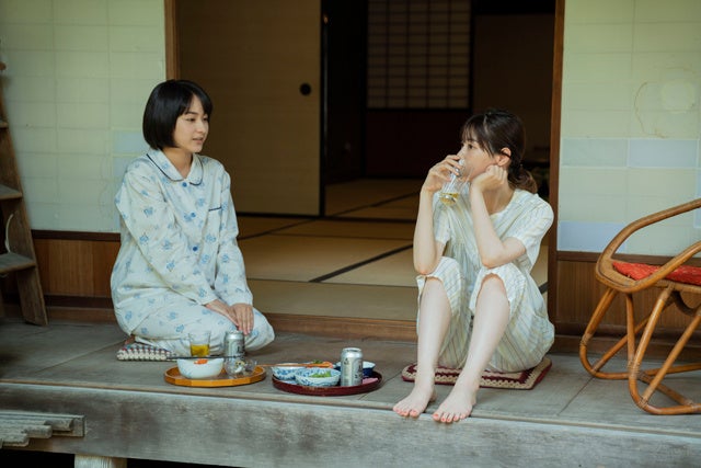 （左から）平祐奈、西野七瀬 （C）秋★枝 集英社・2022 映画「恋は光」製作委員会