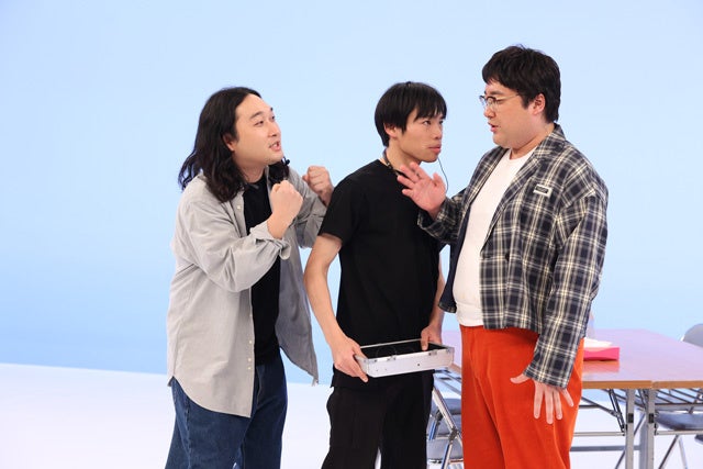 「新人音声加賀」 (左から)賀屋壮也、加賀翔、村上 (C)フジテレビ