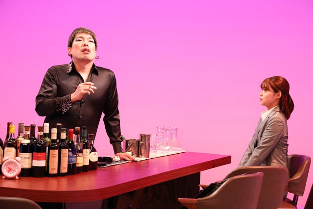 「BAR リンコ」 (左から)りんたろー。、田﨑さくら (C)フジテレビ