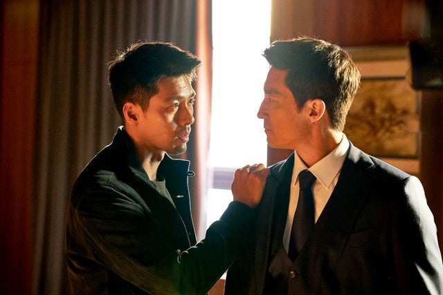 (左から)ヒョンビン、ダニエル・ヘニー (C)2022 CJ ENM CO., LTD., JK FILM ALL RIGHTS RESERVED