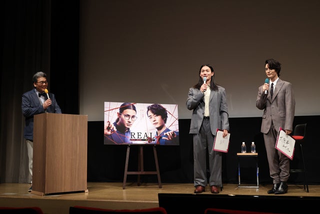 カメラに向かっての謝罪シーン （左から）軽部真一（フジテレビアナウンサー）、野村周平、塩野瑛久 （C）フジテレビ