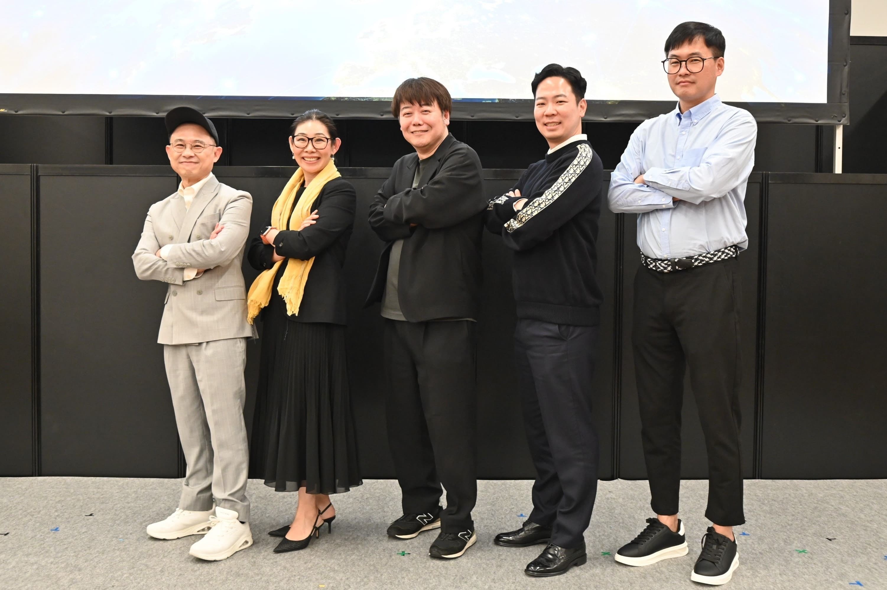 （左から）エカチャイ・ウエクロンタム（タイ GMMスタジオ・インターナショナル社）、 エスター・ウィン（東南アジア POPS Worldwide社）、石井浩二（株式会社フジテレビジョン）、 パク・テウォン（韓国　PLAYLIST社）、ファン・ゼホン（韓国