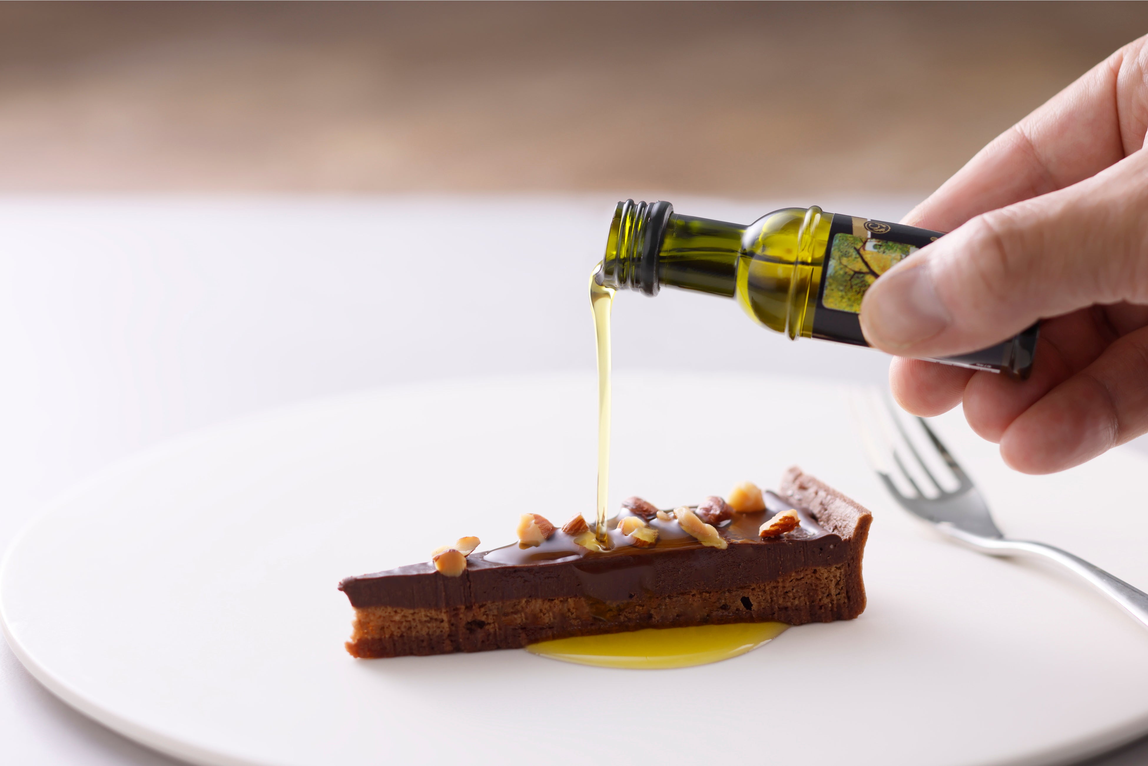 別添の オリーブオイルを かけると 一層 香りや コクが 深まります