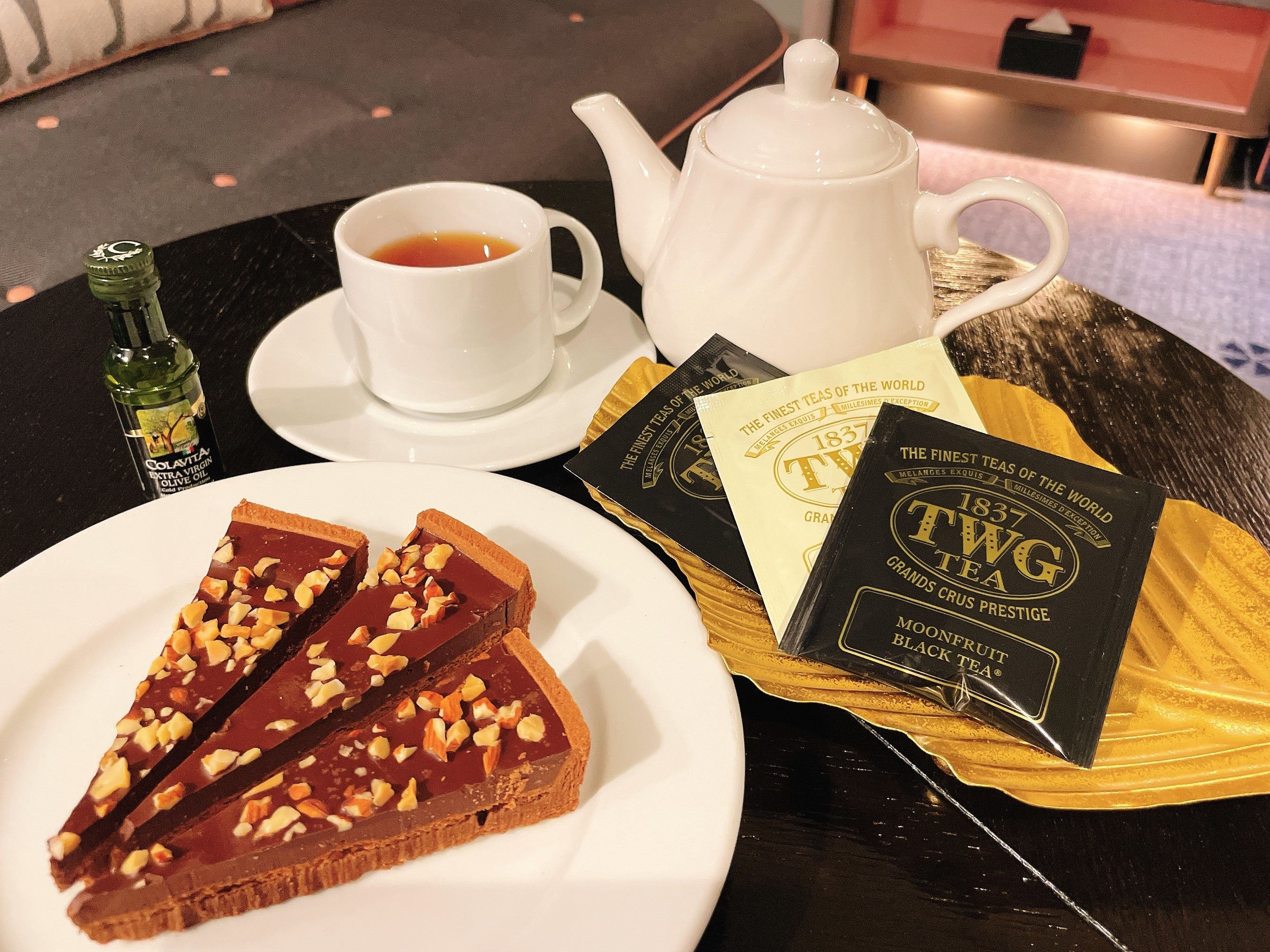 チョコレートスイーツにラグジュアリーティーを添えてくつろぎのひと時に