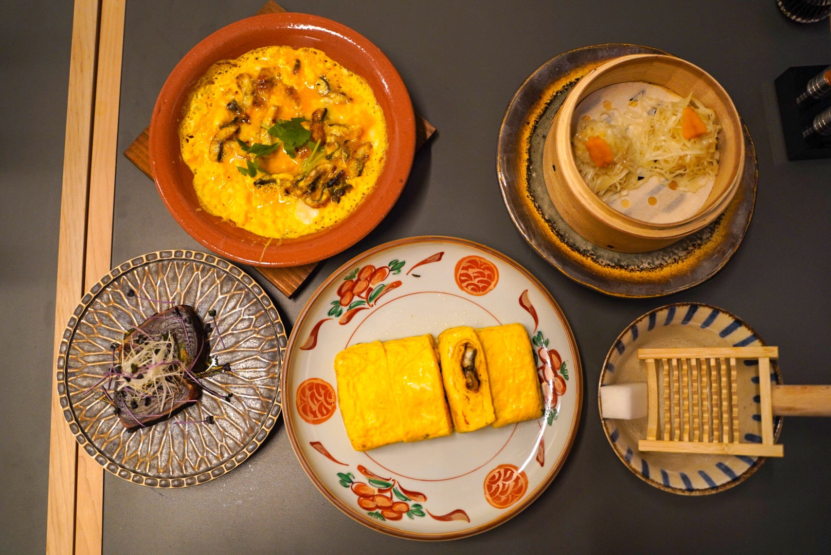 左下：カツオのタタキ、左上：うなぎの柳川風、右上：ウニ焼売、下：う巻きと大根おろし