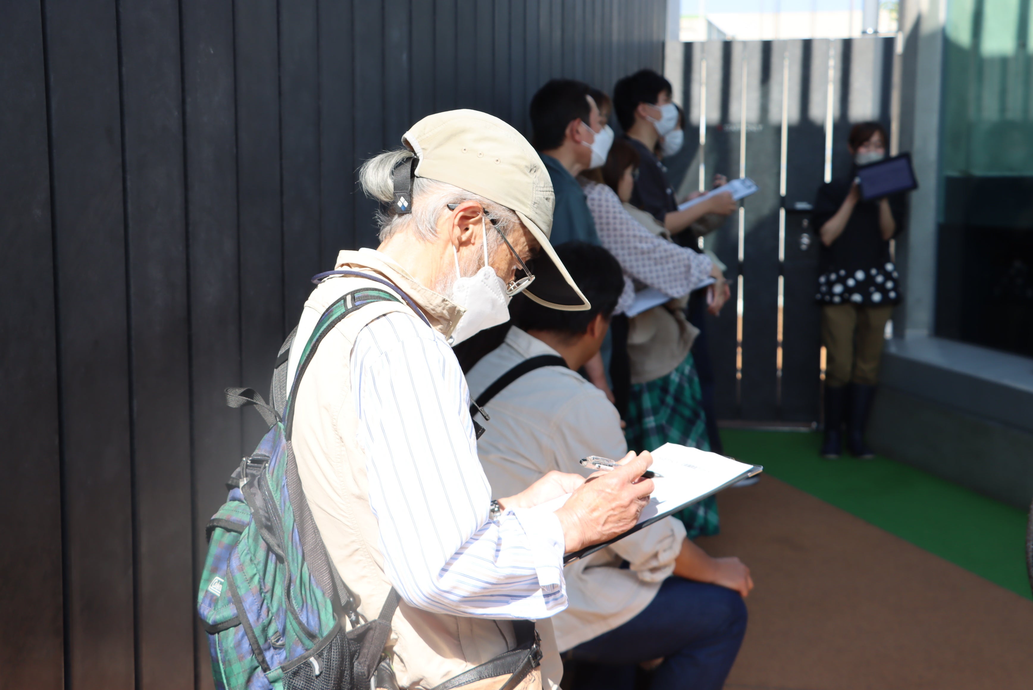 アンケートにご記入いただいている様子