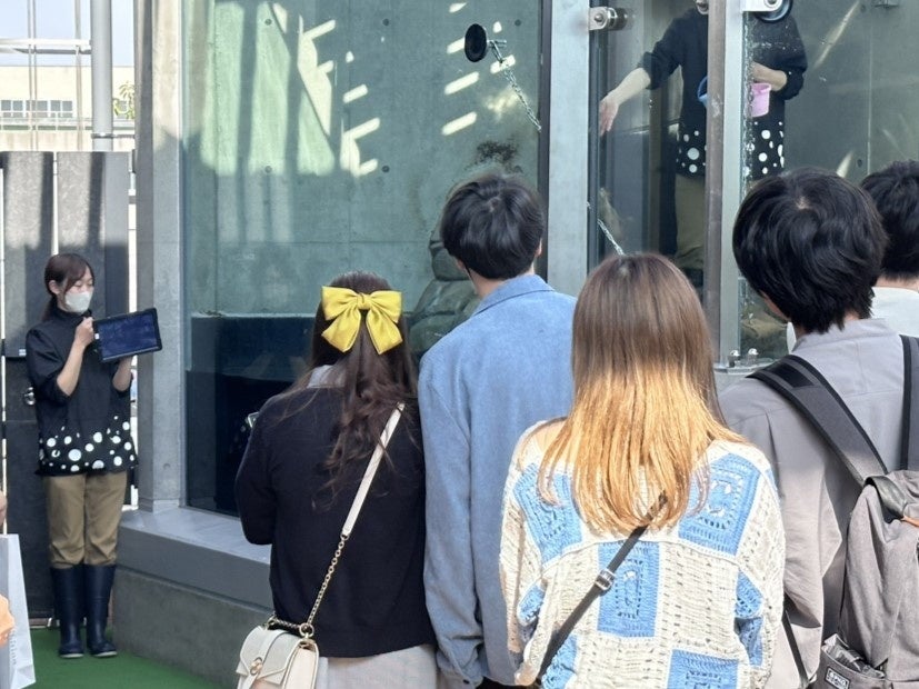 飼育員による解説の様子