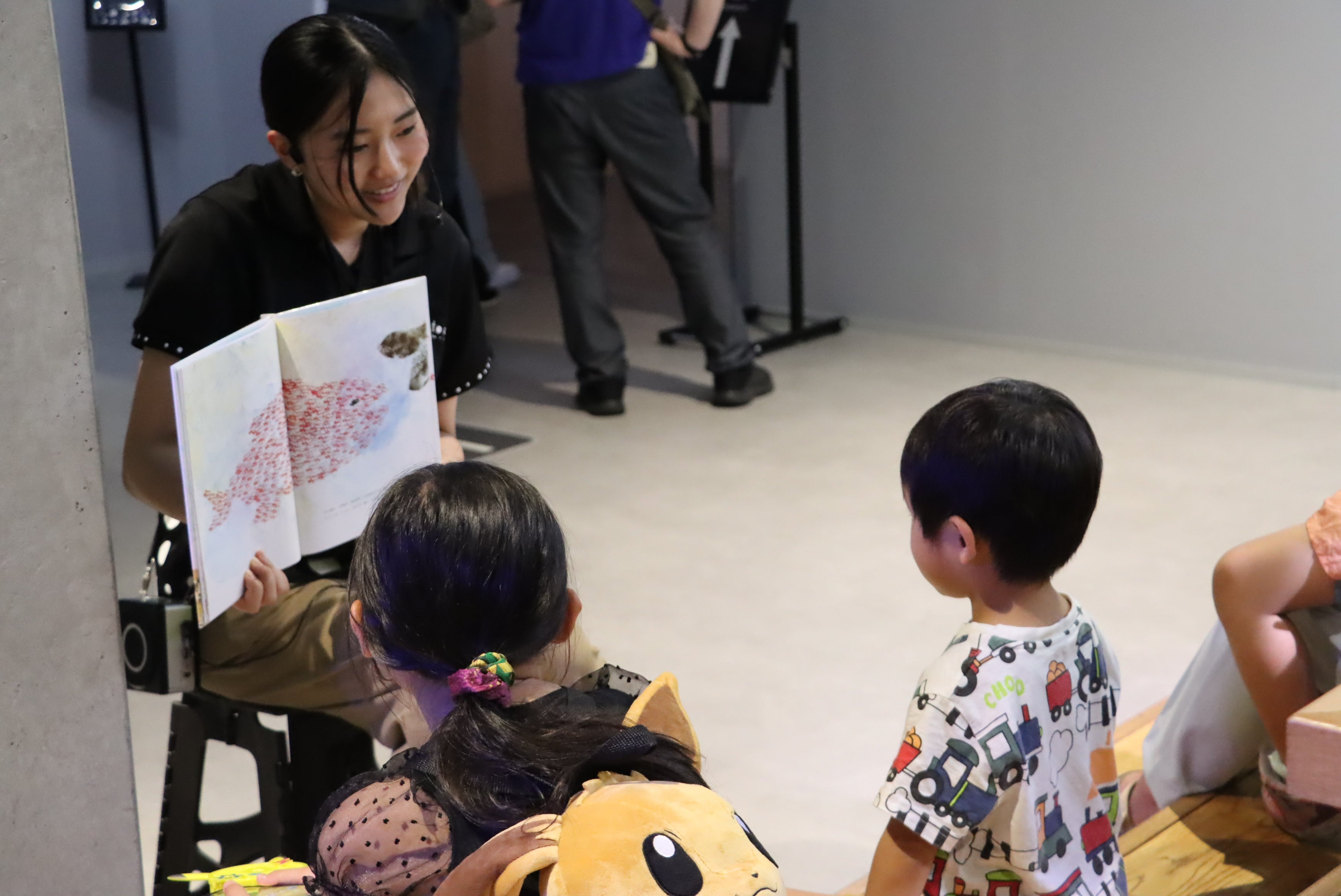 絵本の読み聞かせ（イメージ）