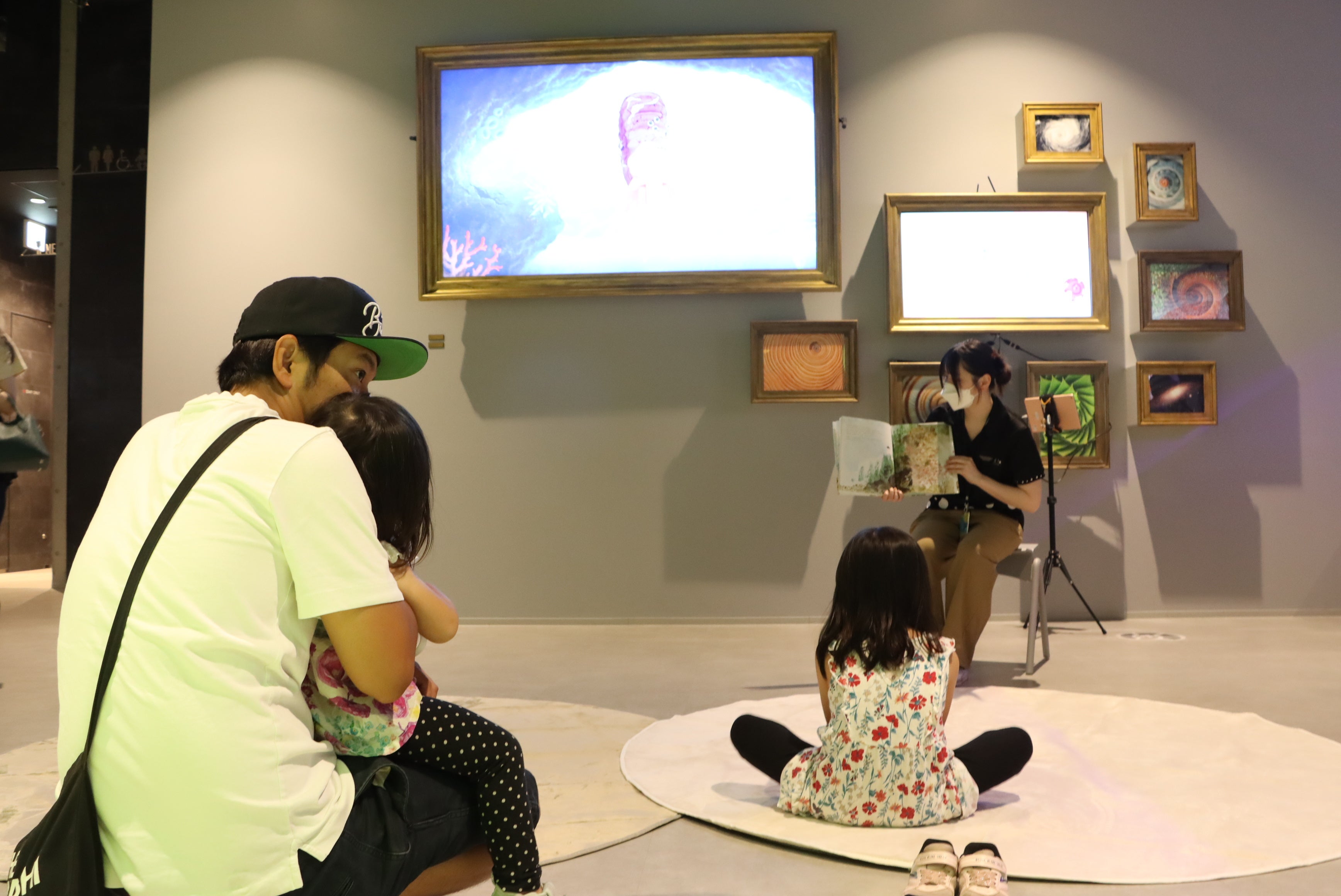 絵本読み聞かせの様子