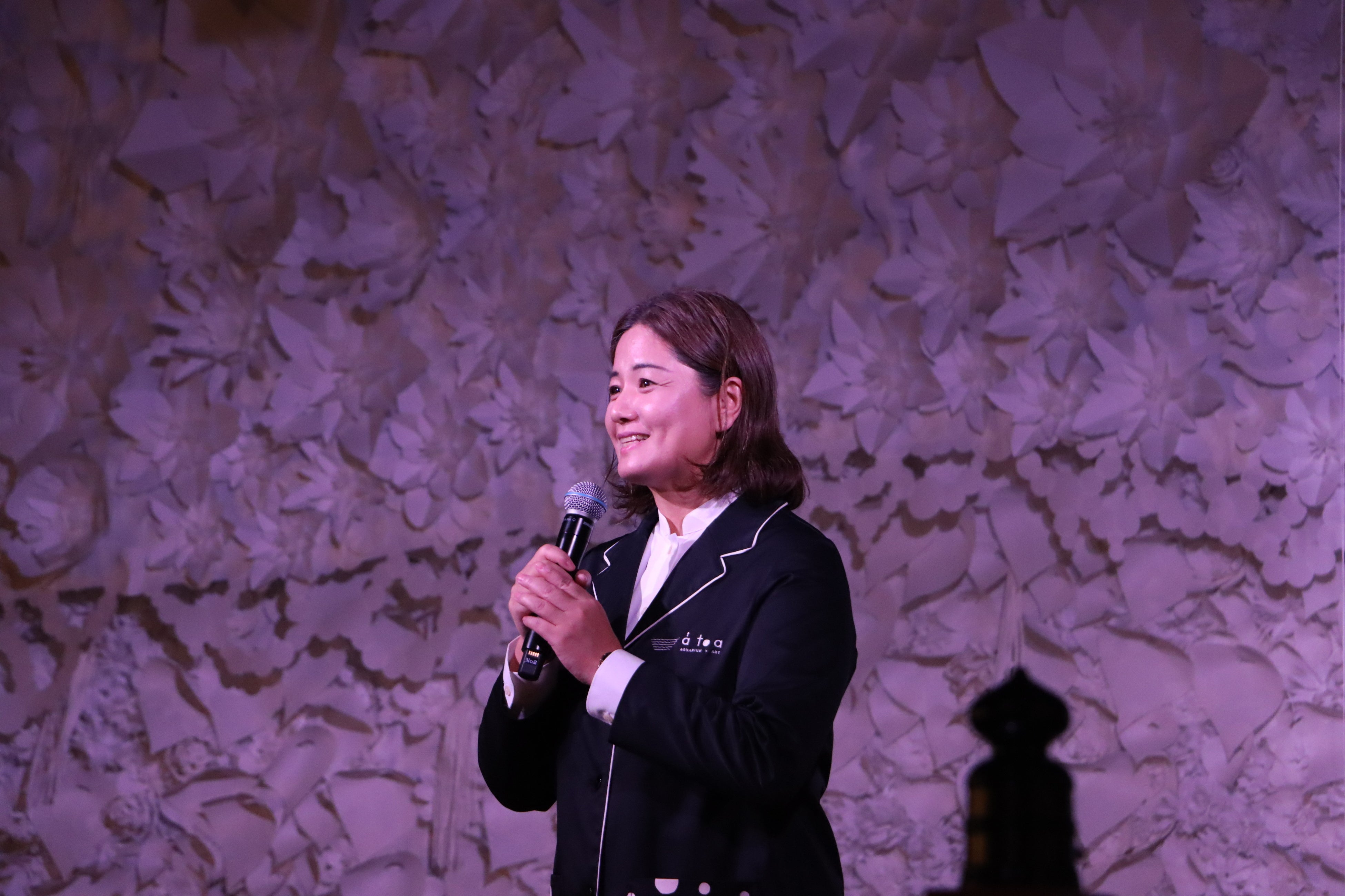 átoaについて説明する中山寛美館長