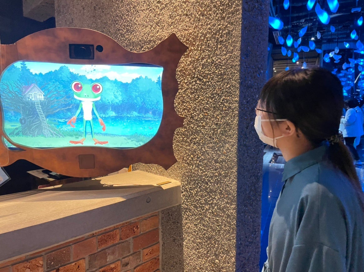 △átoa館内でお客様との会話を楽しむアンドレス