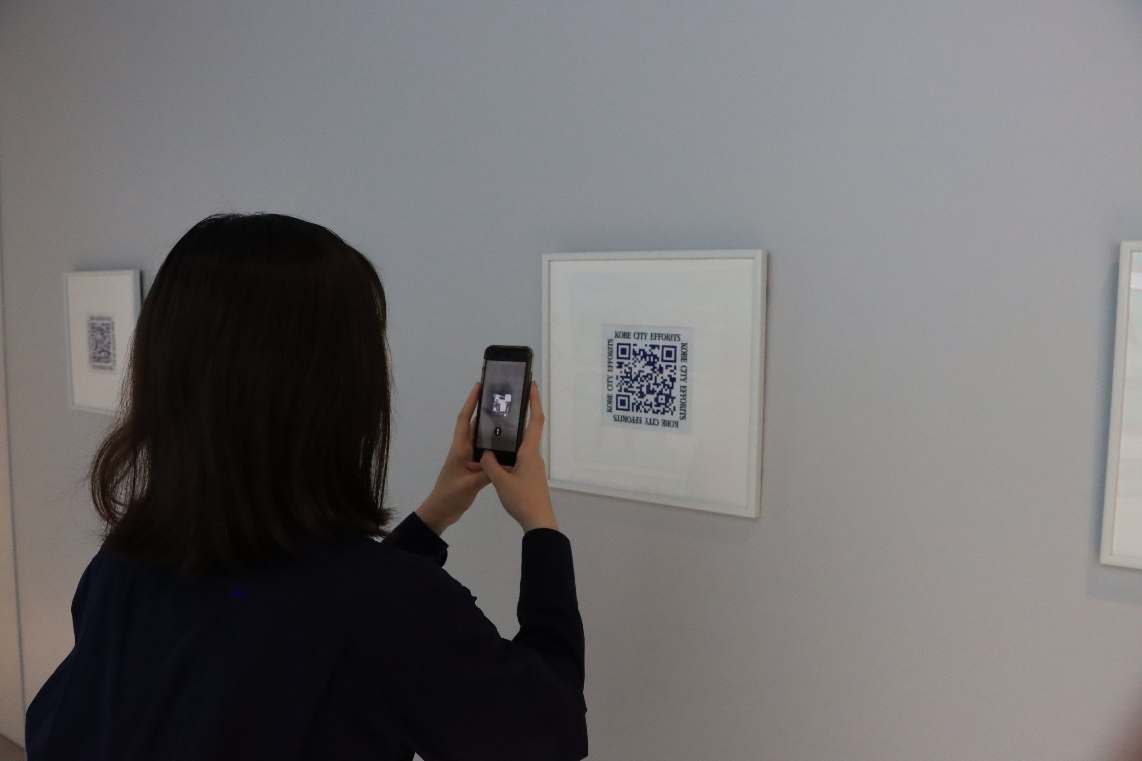 QRコードも額装されアート仕様